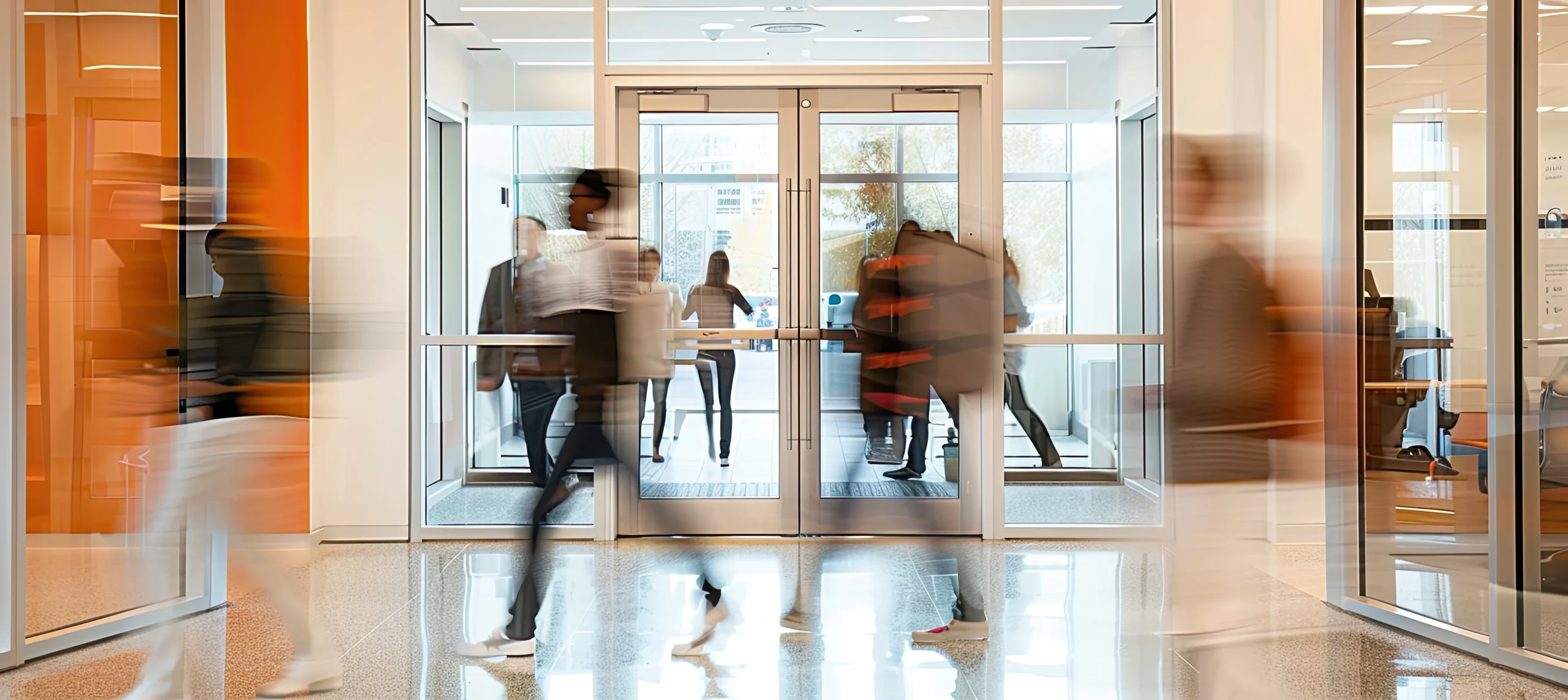 Mutna slika prikazuje ljude koji hodaju hodnikom tijekom događaja otvaranje firme